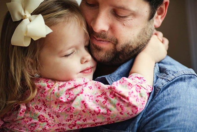 Ben Nunery e a pequena Olivia reproduziram cenas do álbum de fotografias
